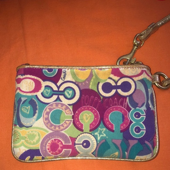 Coach Poppy Wristlet💋 - Picture 2 of 3